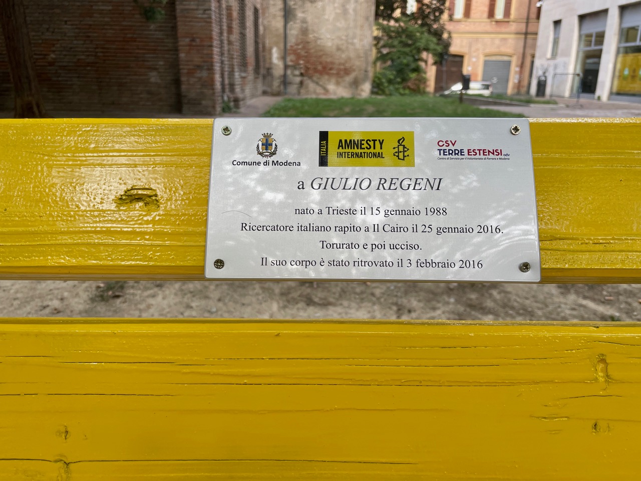 Anche a Modena una panchina gialla per Giulio Regeni